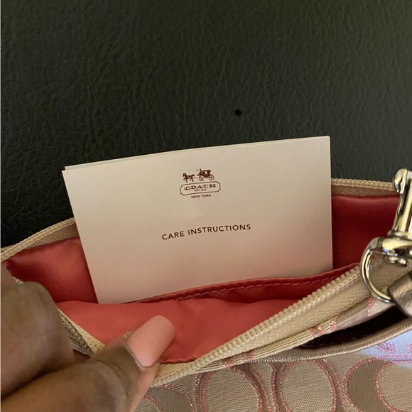 ❌❌ SOLD ❌❌ Coach light khaki and gold Wristlet NWT never worn, tag attached - Picture 3 of 6